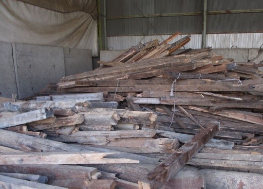 Photo 1.　C&D waste wood in a recycling facility