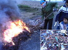 写真2 野焼き@ベトナム. 右下の写真のようなケーブル類を野焼きしている.