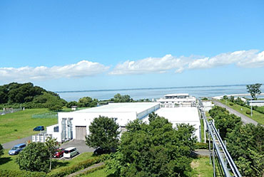 霞ヶ浦湖畔に位置するバイオ・エコエンジニアリング研究施設の全体像