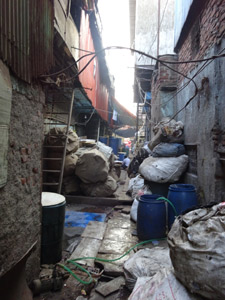 写真2　狭い路地に沿った小部屋でリサイクル作業が行われる