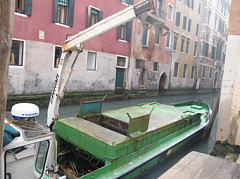図１：ベネツィアでごみを収集する船